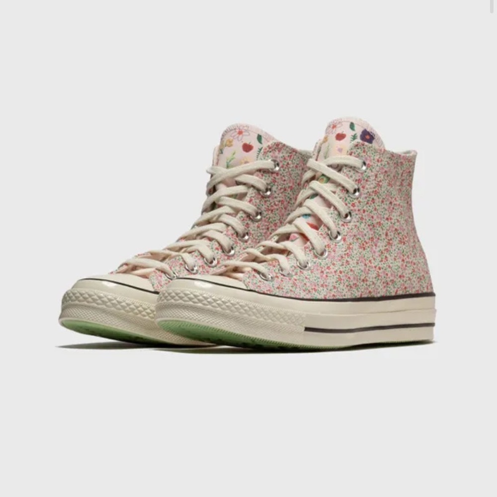 Chuck 70 Fruits & Florals 🌸🥑 Like New Women’s size 8 High tops